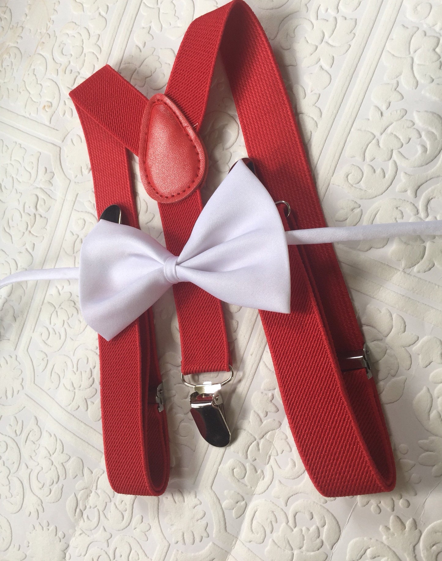 White linen bow tie and red suspenders for a boy, bow tie and suspenders set for men, christmas gift for baby boys, kids wedding ring bearer
