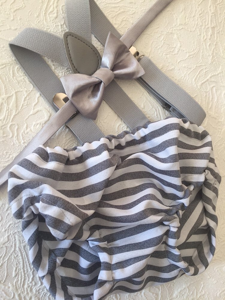 gray cake smash outfit boy, gray bow tie suspenders, 1st birthday outfit, gray diaper cover bow tie, baby bow tie, cake smash props, gray