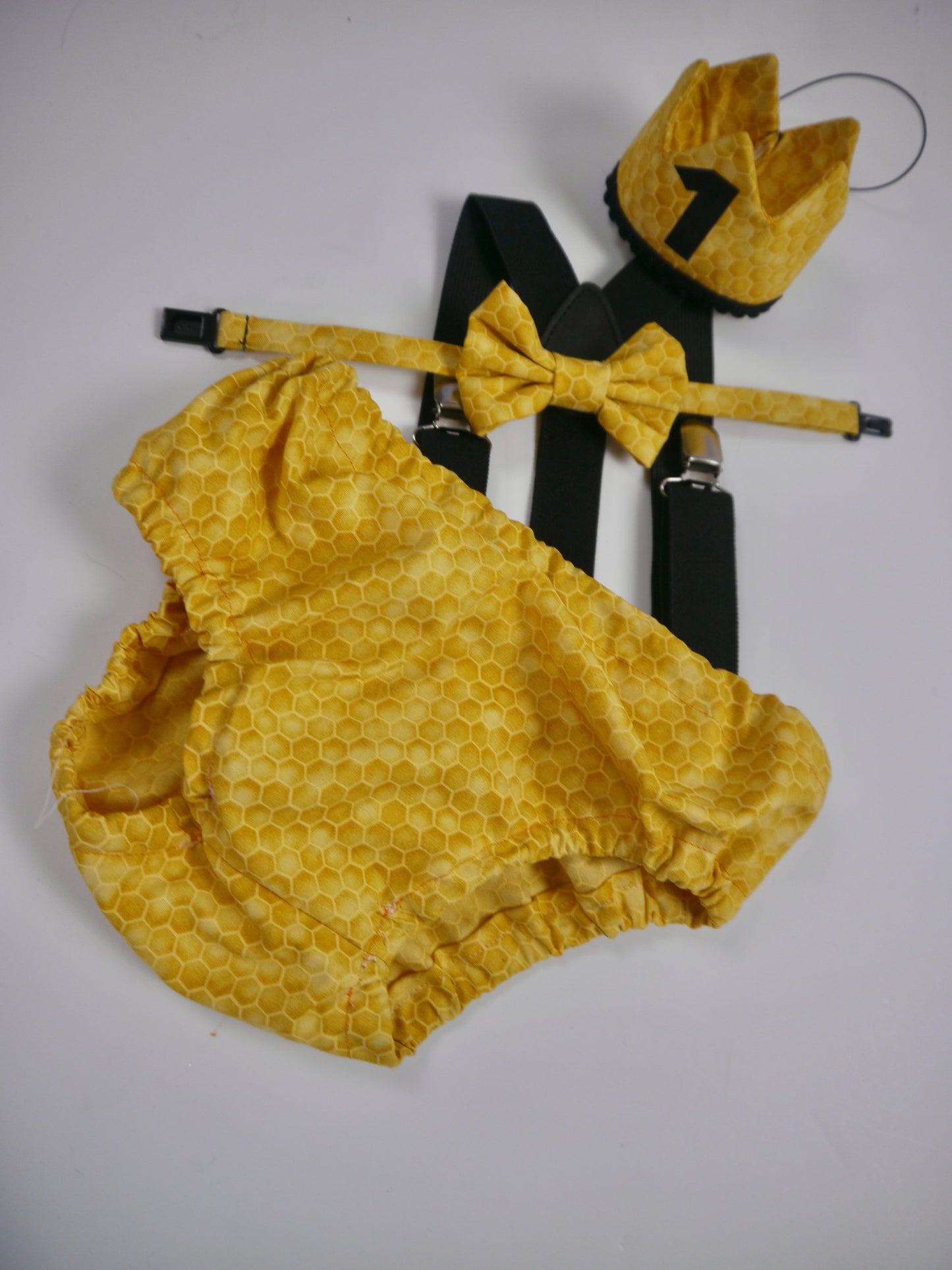 cake smash outfit boy, bumble bee birthday, first birthday boy, baby tie, diaper cover tie set, 1st birthday boy outfit, baby necktie, bee