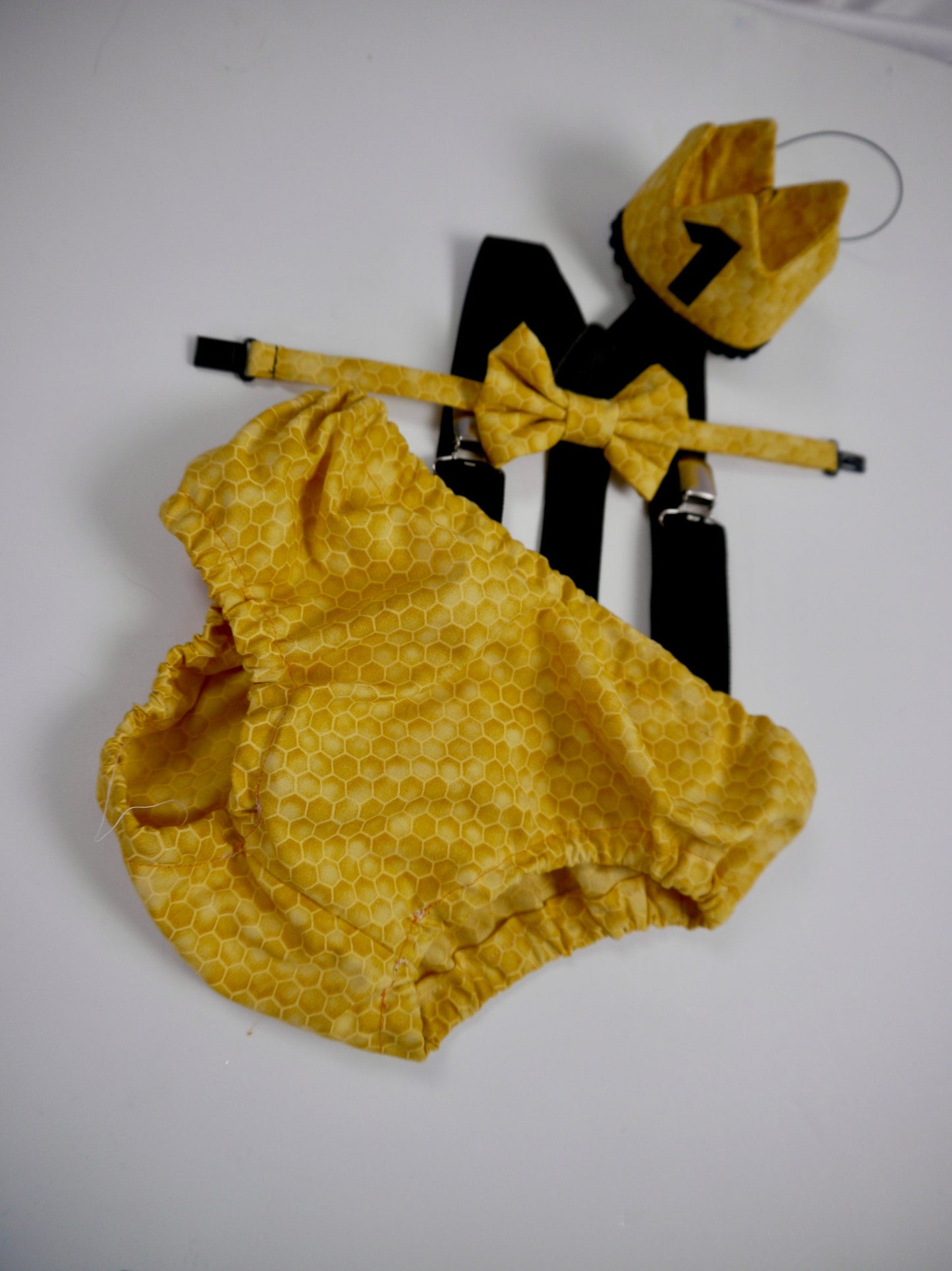 cake smash outfit boy, bumble bee birthday, first birthday boy, baby tie, diaper cover tie set, 1st birthday boy outfit, baby necktie, bee