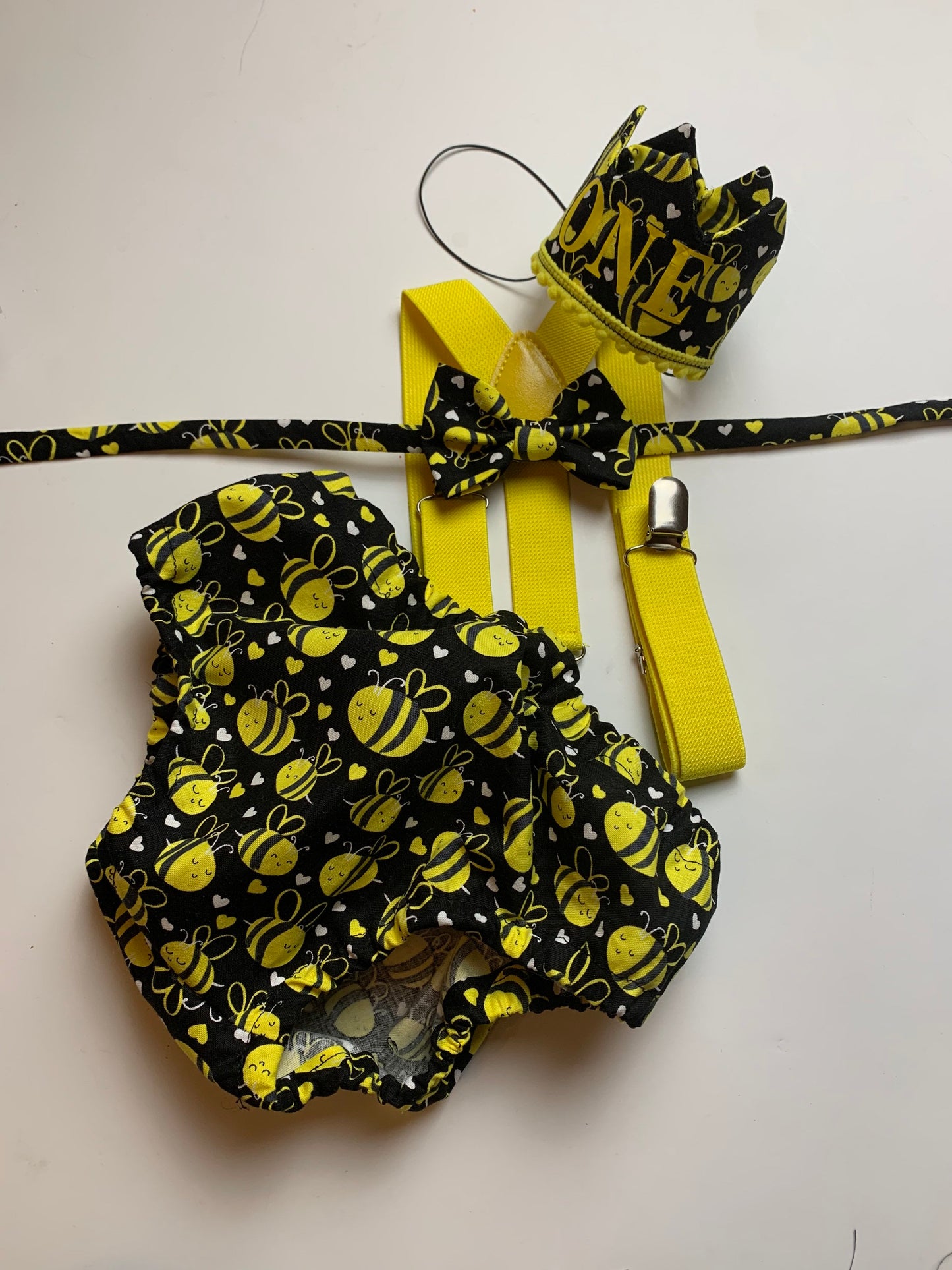 cake smash outfit boy, bumble bee birthday, first birthday boy, baby tie, diaper cover tie set, 1st birthday boy outfit, baby necktie, bee