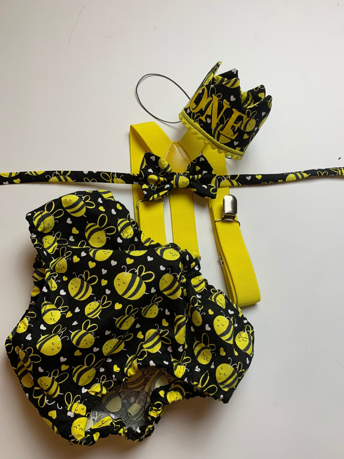 cake smash outfit boy, bumble bee birthday, first birthday boy, baby tie, diaper cover tie set, 1st birthday boy outfit, baby necktie, bee