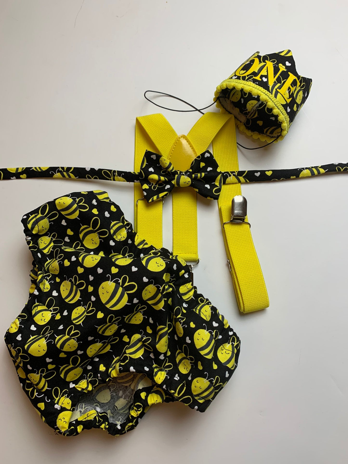 cake smash outfit boy, bumble bee birthday, first birthday boy, baby tie, diaper cover tie set, 1st birthday boy outfit, baby necktie, bee