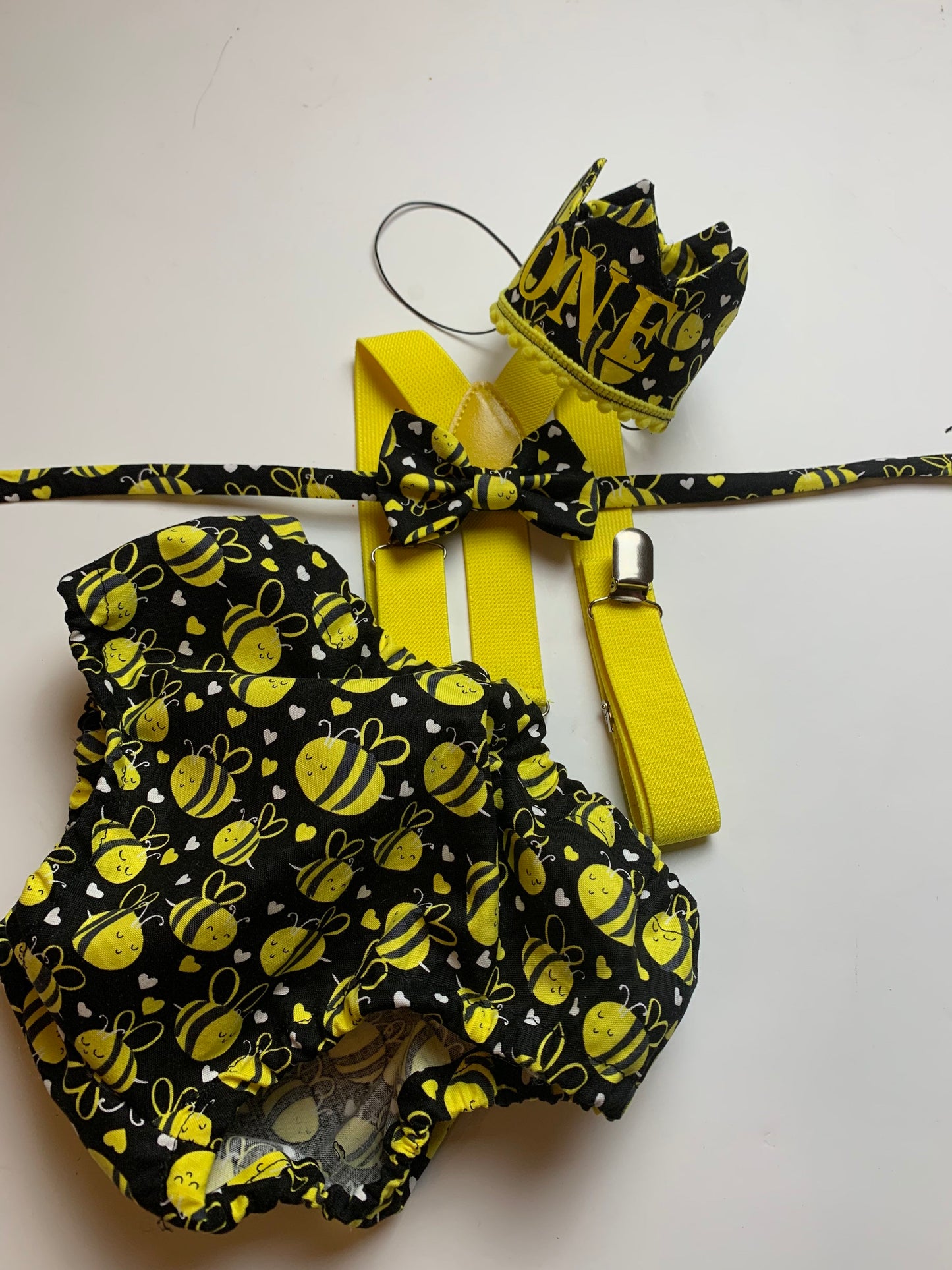 cake smash outfit boy, bumble bee birthday, first birthday boy, baby tie, diaper cover tie set, 1st birthday boy outfit, baby necktie, bee