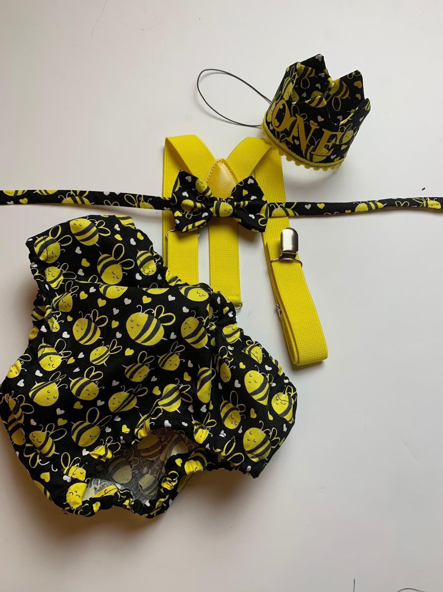 cake smash outfit boy, bumble bee birthday, first birthday boy, baby tie, diaper cover tie set, 1st birthday boy outfit, baby necktie, bee