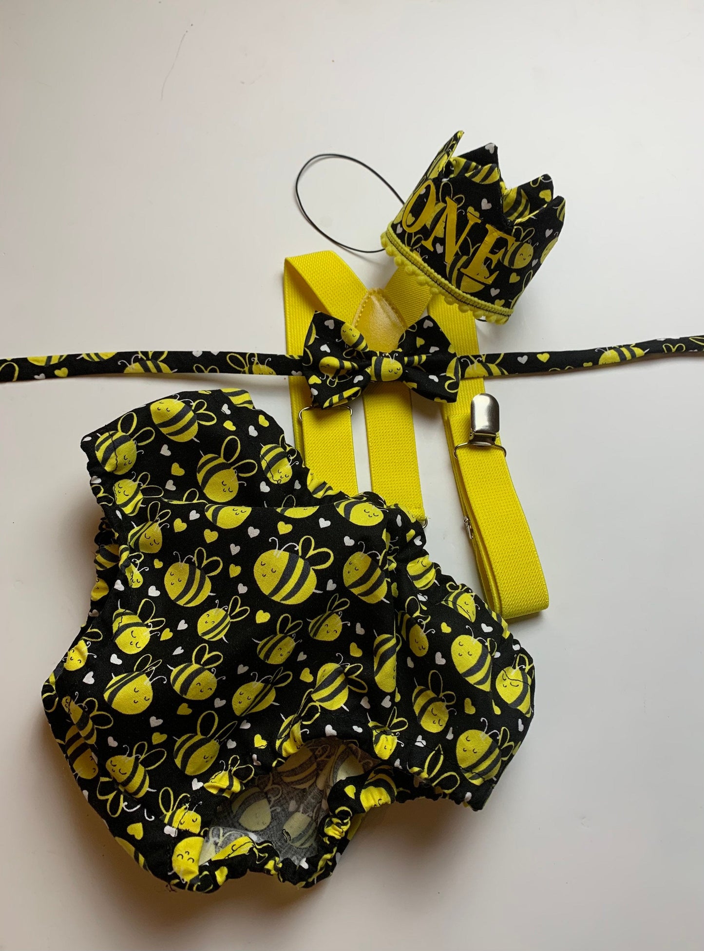 cake smash outfit boy, bumble bee birthday, first birthday boy, baby tie, diaper cover tie set, 1st birthday boy outfit, baby necktie, bee